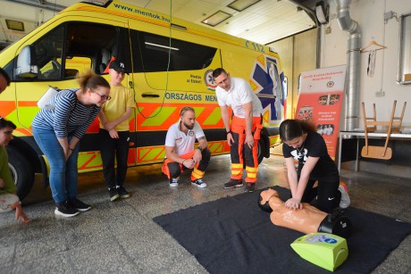 Újraélesztés és mentési bemutató - nyílt nap a mentőállomáson